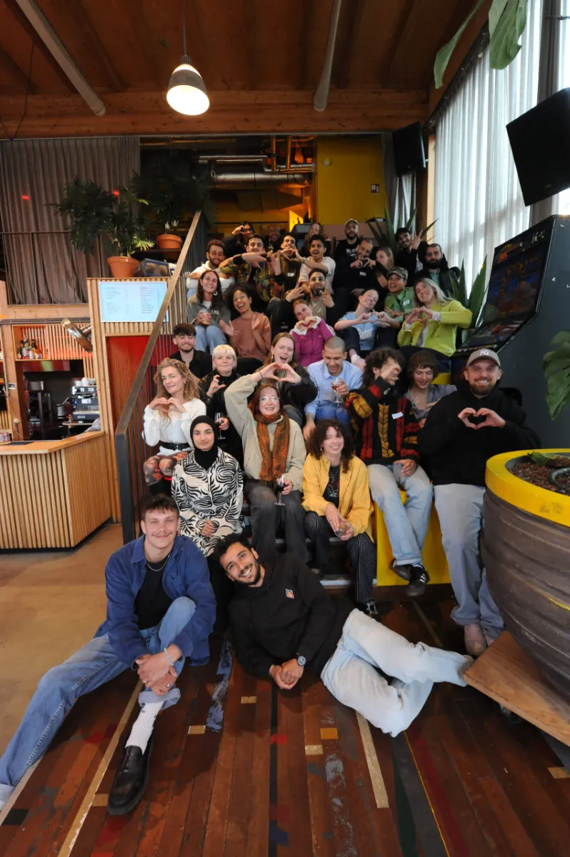 Deelnemers van Embrace bij elkaar in de zaal