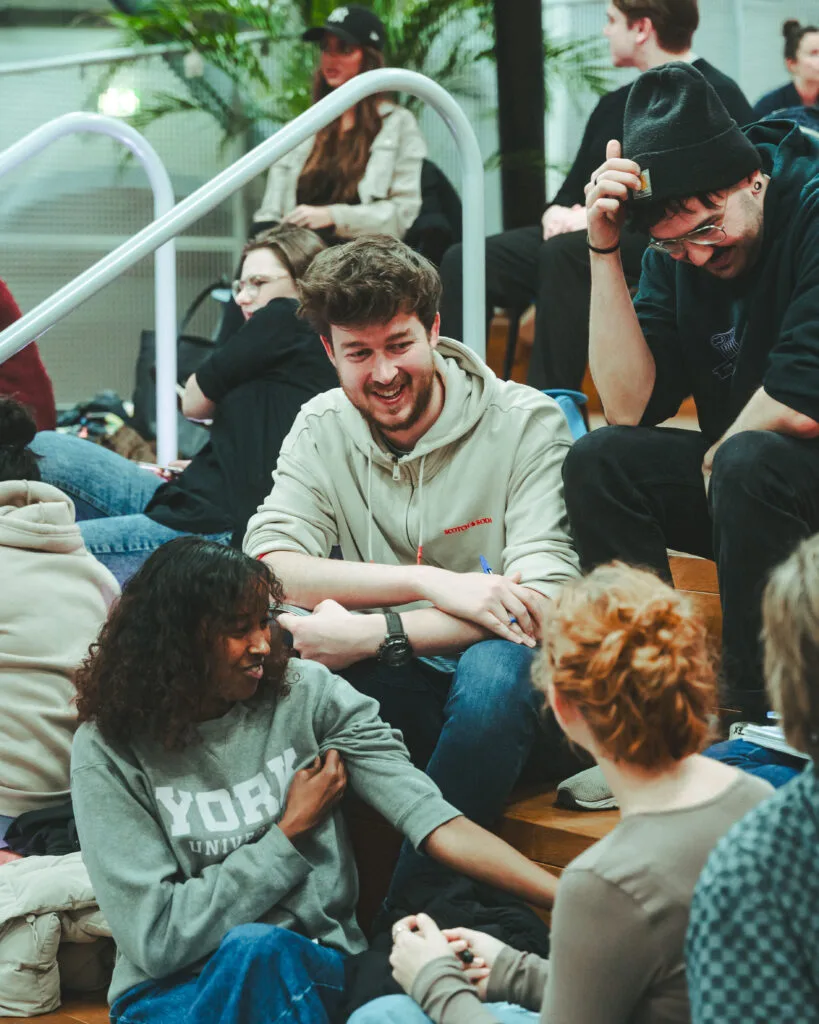 Deelnemers staan in een kring tijdens een Music Moves-training