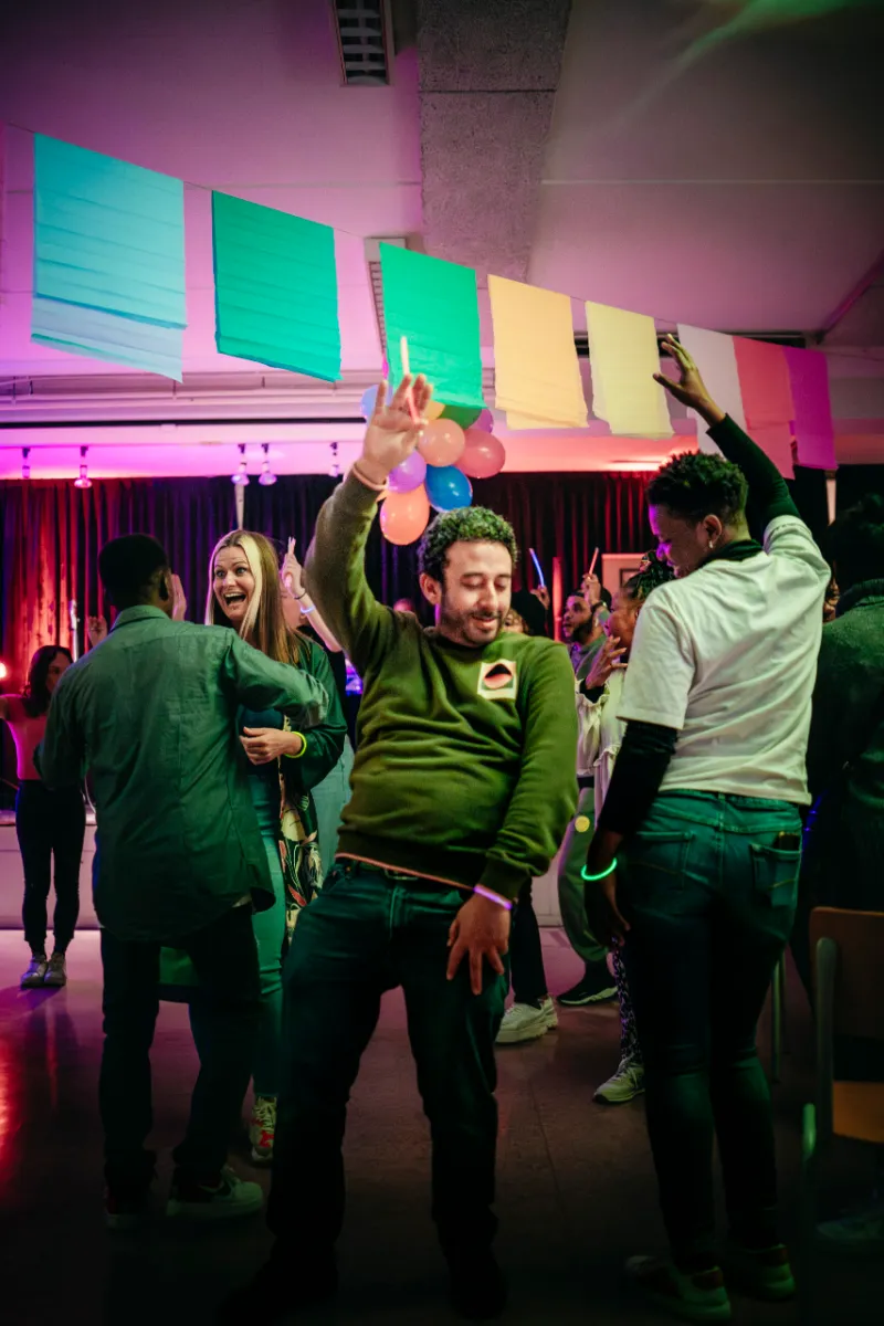 Het Music Moves-team viert het einde van een event tijdens Amsterdam Dance Event