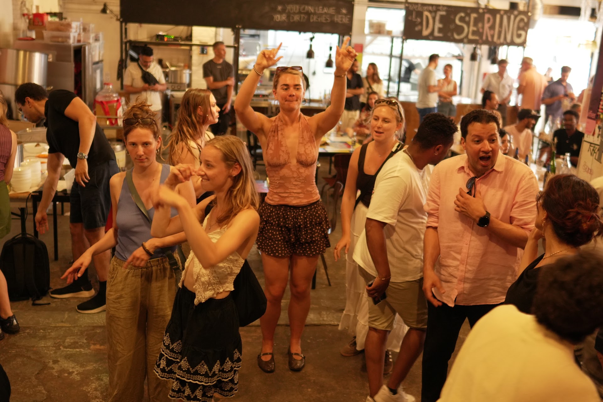 Dansende bezoekers bij De Sering tijdens het Embrace Cultuurfestival Amsterdam