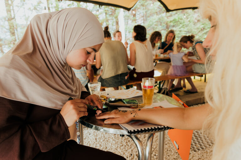 Creatieve workshop aan tafel tijdens het Embrace Cultuurfestival Utrecht
