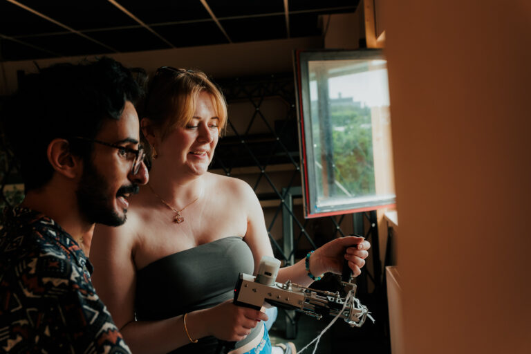 Bezoekers doen mee aan een workshop op het Embrace Cultuurfestival Utrecht