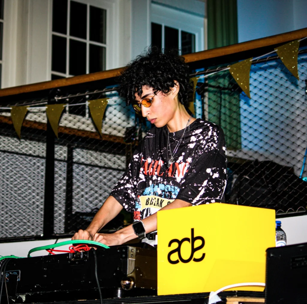 Een dj draait tijdens een event van 10.000 HOURS op Amsterdam Dance Event