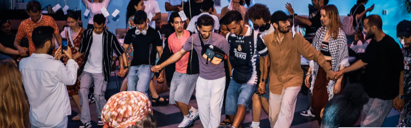 Deelnemers dansen samen tijdens een Embrace-event