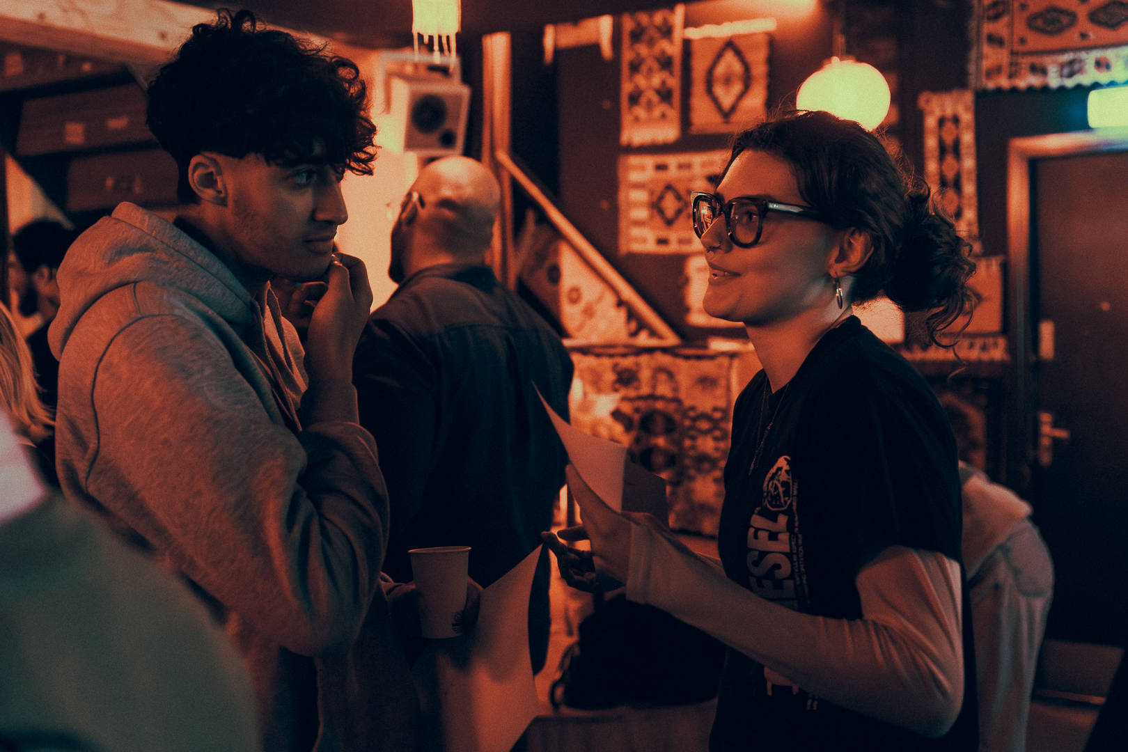 Twee deelnemers in gesprek tijdens een Embrace Academy-avond